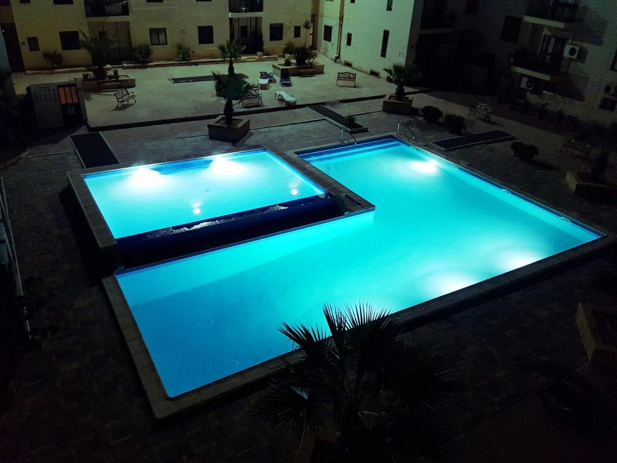 Stunning Penthouse Roof Terrace & Communal Swimming Pool Сент-Полс-Бей Экстерьер фото